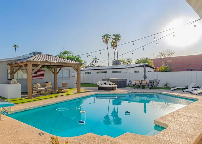*4 Min 2 Nightlife*huge Pool*spa*golf*bbq Holiday home